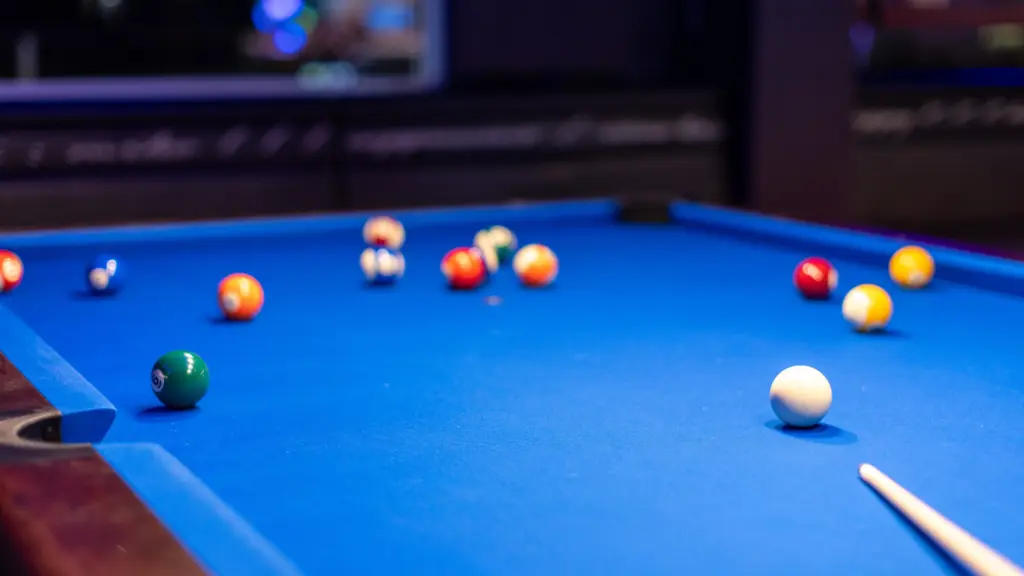 Billardkugeln auf blauem Tuch in Nahaufnahme mit weißer Spielkugel im Restaurant CHILLY in St. Johann im Pongau