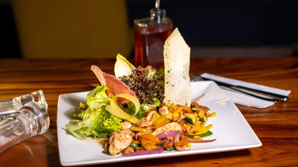 Hühnerstreifensalat mit Mais, Zucchini und Paprika auf Blattsalat im Restaurant CHILLY in St. Johann im Pongau