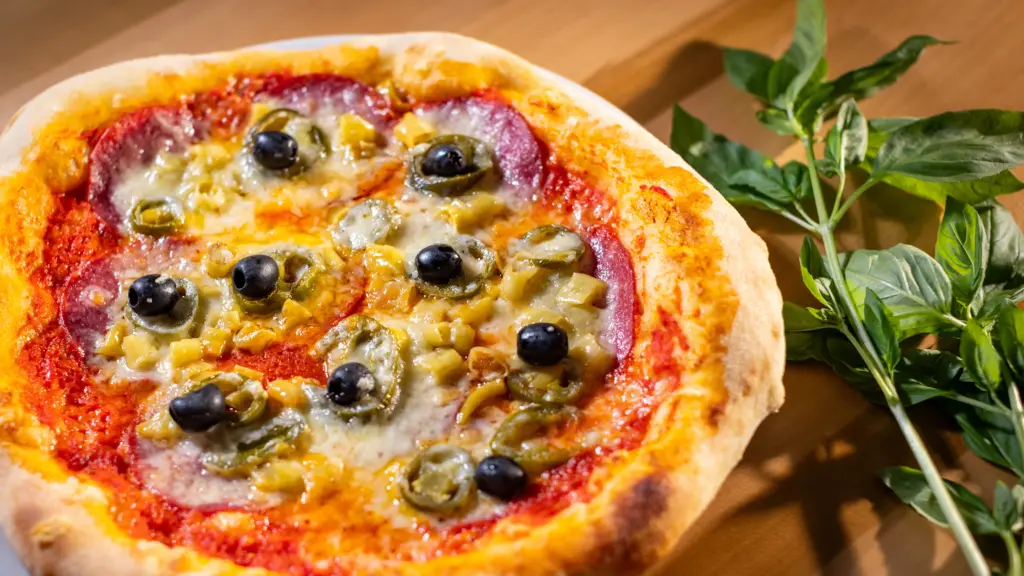 Pizza Diavolo mit Salami und Peperoncini im Restaurant CHILLY in St. Johann im Pongau