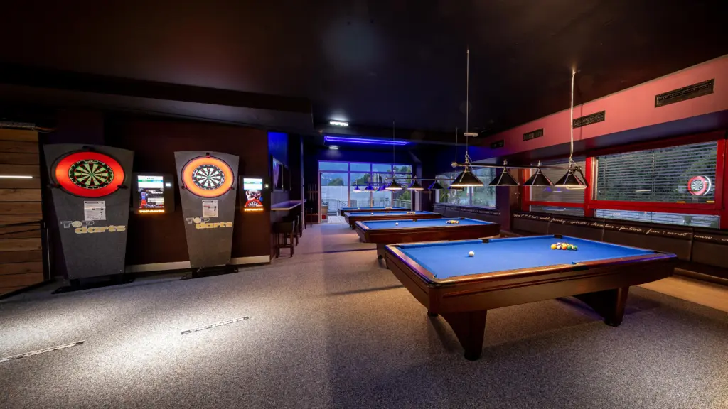 Spielbereich mit mehreren Billardtischen und Steeldart-Stationen im Restaurant CHILLY in St. Johann im Pongau